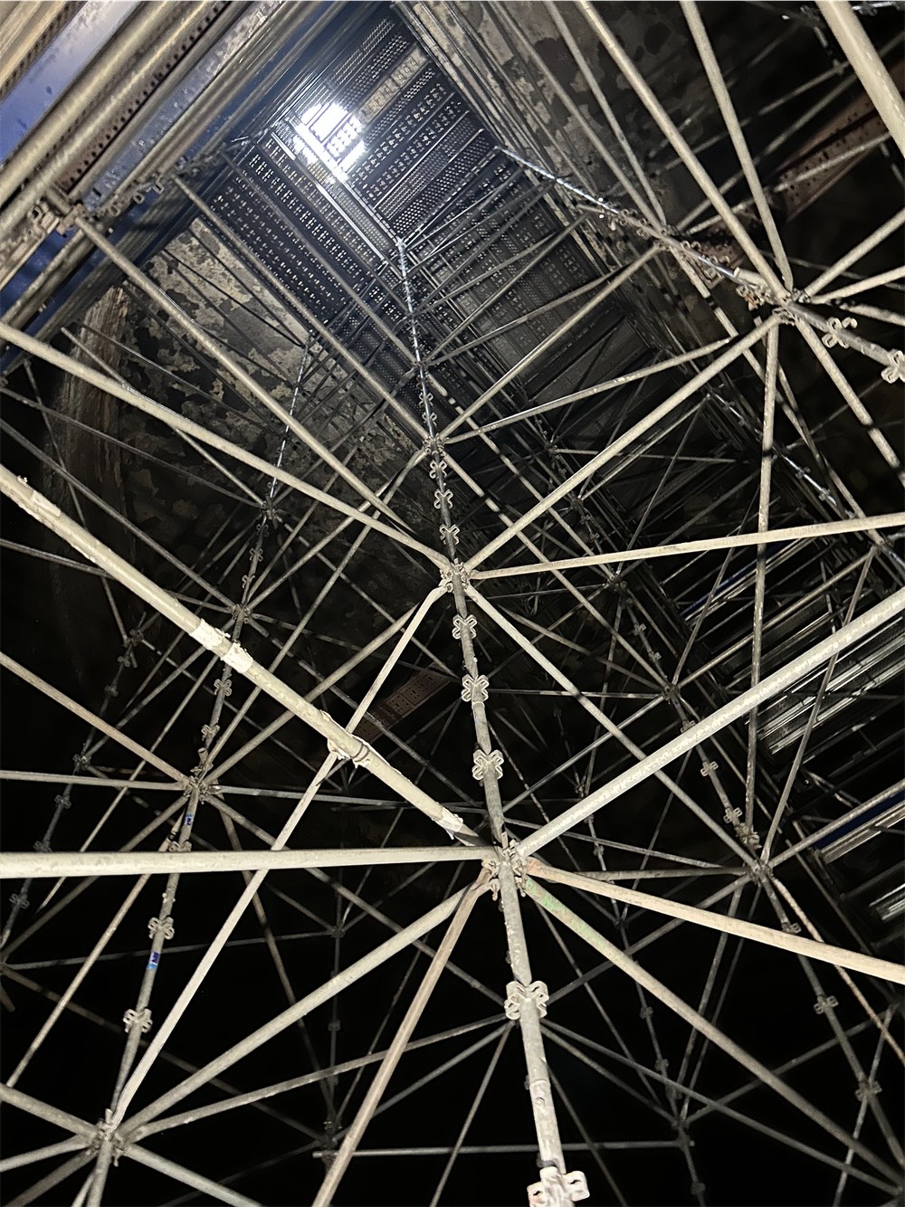 Vue en contre-plongée d'un échafaudage de grande hauteur